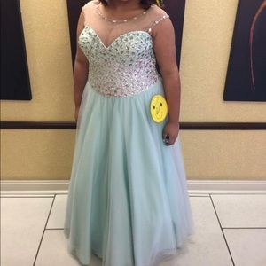 Mint ballgown with pink undertones. Size 18-24